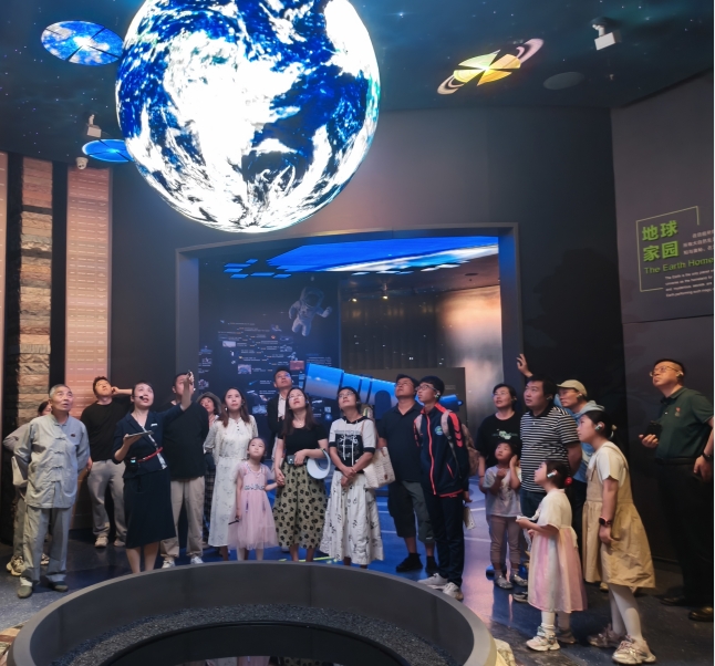 8月16日，機(jī)關(guān)黨支部組織黨員、青年員工及少年兒童赴青海省自然博物館開展“貫徹新發(fā)展理念 守護(hù)美麗青?！敝黝}黨日活動。.png